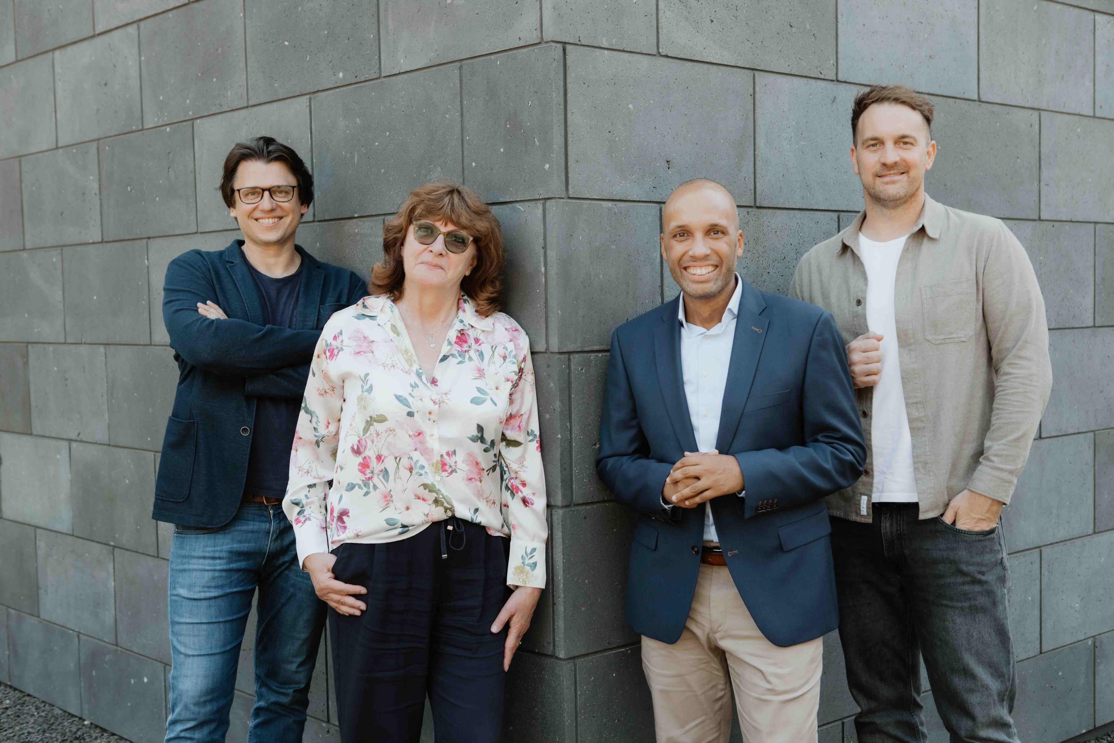 Team von Benny und Cie vor einer dunklen Steinwand